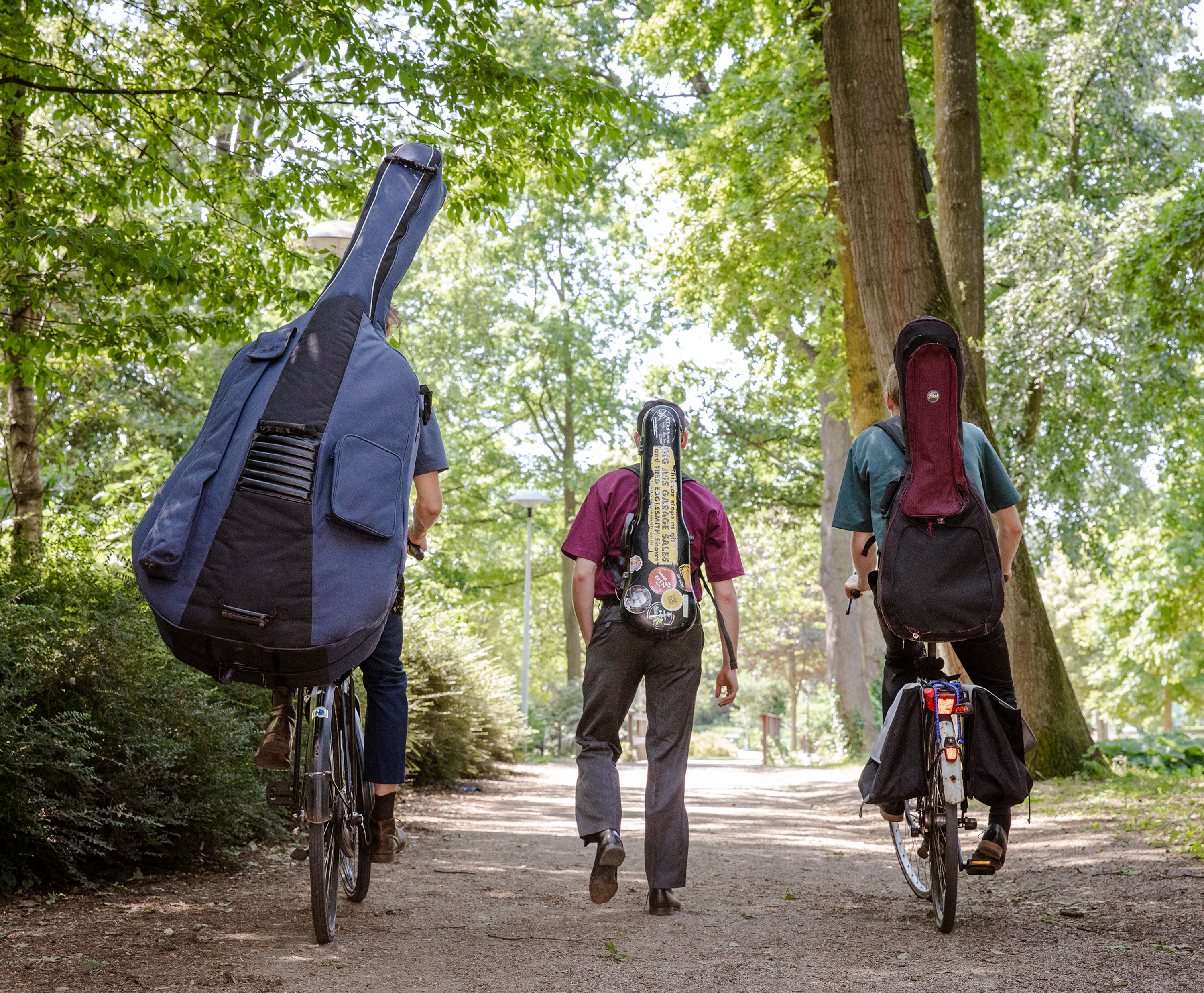 Odevare onderweg in het bos met instrumenten op de rug